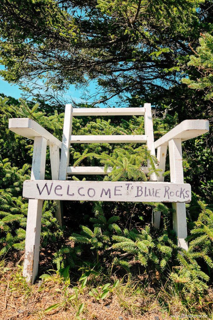 Holzstuhl mit Willkommensschild "Welcome to Blue Rocks"