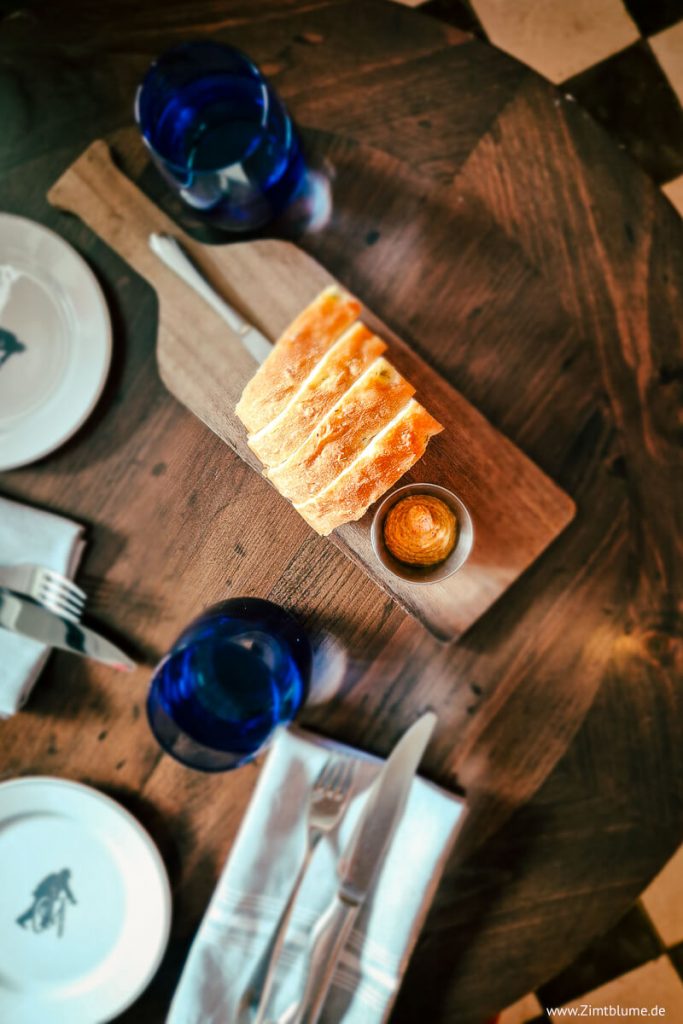 Frisch gebackenes Ciabatta-Brot, serviert als kostenloser Gruß aus der Küche im Restaurant The Bicycle Thief in Halifax.