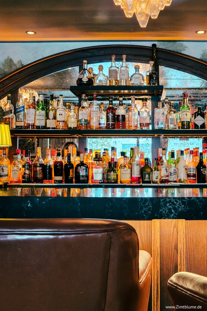 Blick auf die stilvolle Bar im Restaurant The Bicycle Thief in Halifax mit aufgereihten Spirituosen-Flaschen vor einer spiegelnden Rückwand.