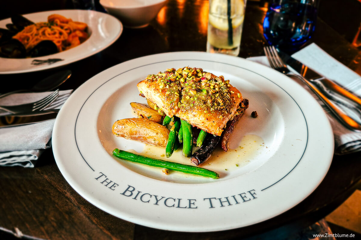 Hauptspeise Atlantik-Lachs mit Pistazien-Honig-Kruste im Restaurant The Bicycle Thief.