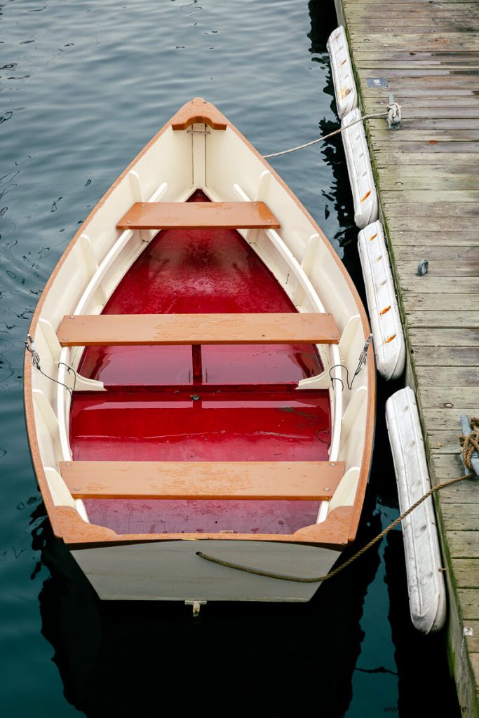 Detailaufnahme eines kleinen Ruderbootes aus Holz an einem Anlegesteg in Peggy’s Cove.