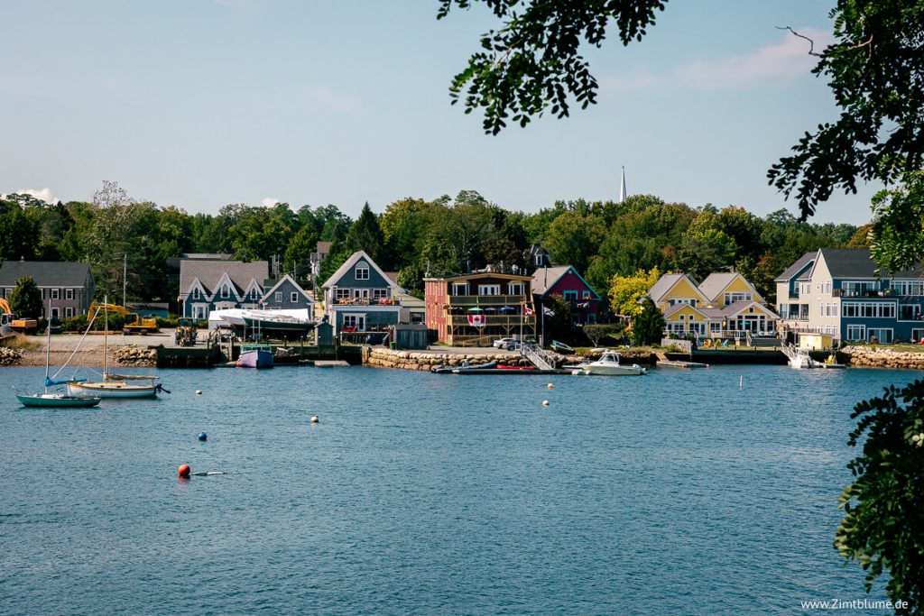 Ausflugsziel Mahone Bay in Nova Scotia: Malerische bunte Hausfassaden und charmante Läden in einem der schönsten Küstenorte Kanadas.