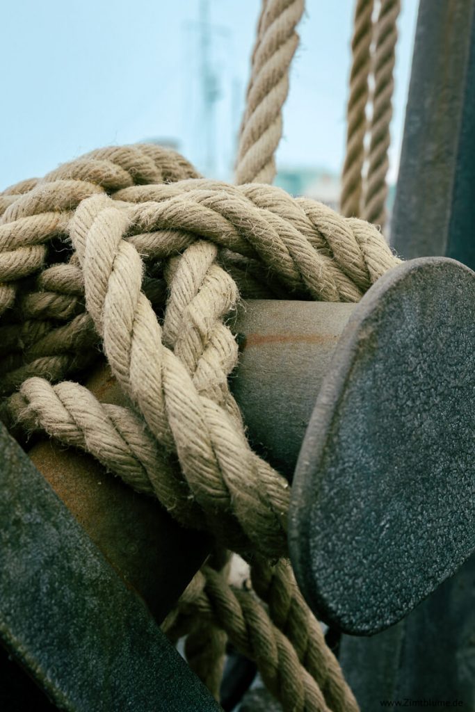 Ein dickes Schiffstau im Hafen von Peggy’s Cove als Symbol für die Fischerei-Tradition.