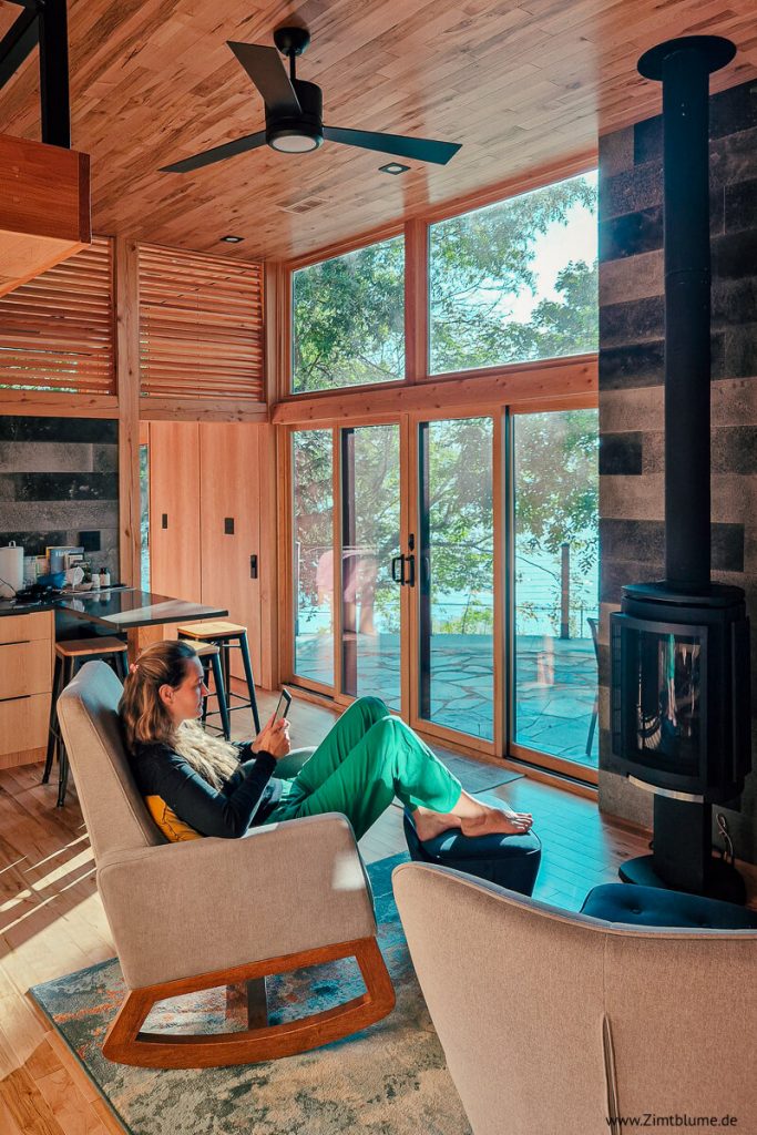 Entspannung pur in Nova Scotia: Zimtblume (Angelina) liest in einer naturnah gestalteten Unterkunft am LaHave River – Tipps für Übernachtungen während Deiner Kanada Rundreise.