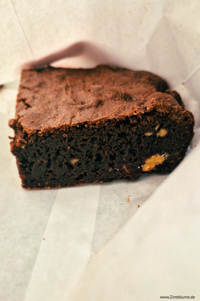 Ein Pekannuss-Brownie in einer weißen Papiertüte als Proviant aus dem Tall and Small Café für die Fahrt auf dem Cabot Trail.