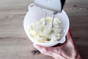 Frischkäsemasse für das Frosting aufschlagen