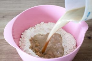 Hefemischung in die Mehlmulde geben