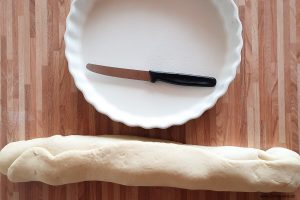 Teigrolle für Zimtschnecken schneiden