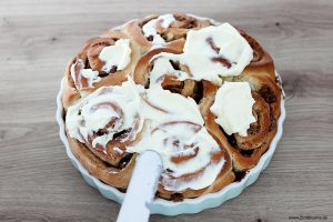 Zimtschnecken mit Frosting bestreichen