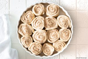 Zimtschnecken in der Form gehen lassen