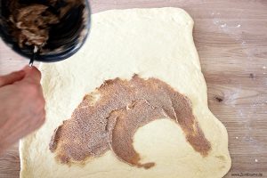 Zimtbutter auf den Teig aufstreichen