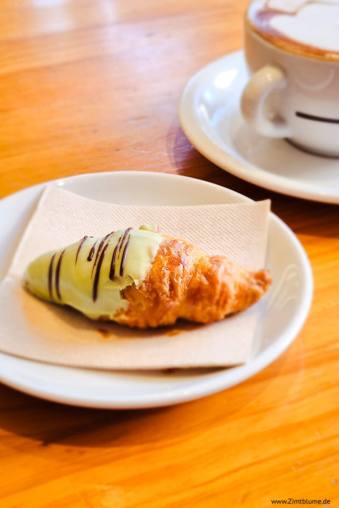 Mini Pistazien Croissant auf mit hellgrüner Glasur auf einem Teller