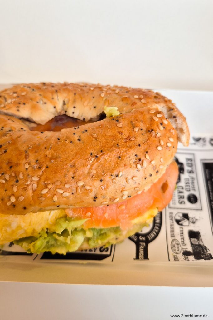 Leckeres Bagel mit Lachs und Avocado im El Coffi del Carmen