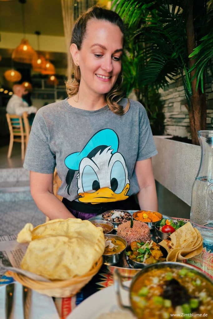 Zimtblume vor einem Teller voller leckerem Essen vom Restaurant Tula, Montreal