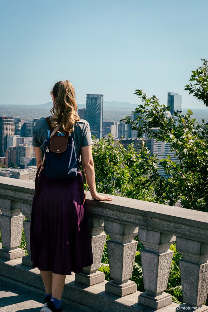 Zimtblume genießt die Aussicht vom Hausberg Mont Royal in Montreal