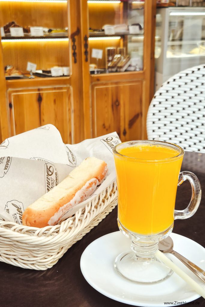Fartón und Orangensaft in der Orxateria Daniel, Valencia