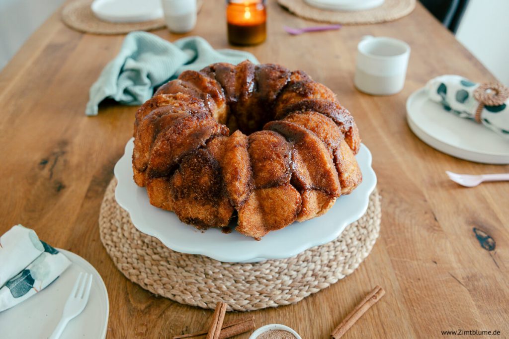 Affenbrot auf einer Kuchenplatte