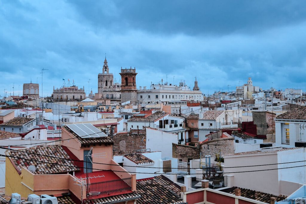 Altstadt Valencia in den Abendstunden, Kathedrale und Häuserdächer.