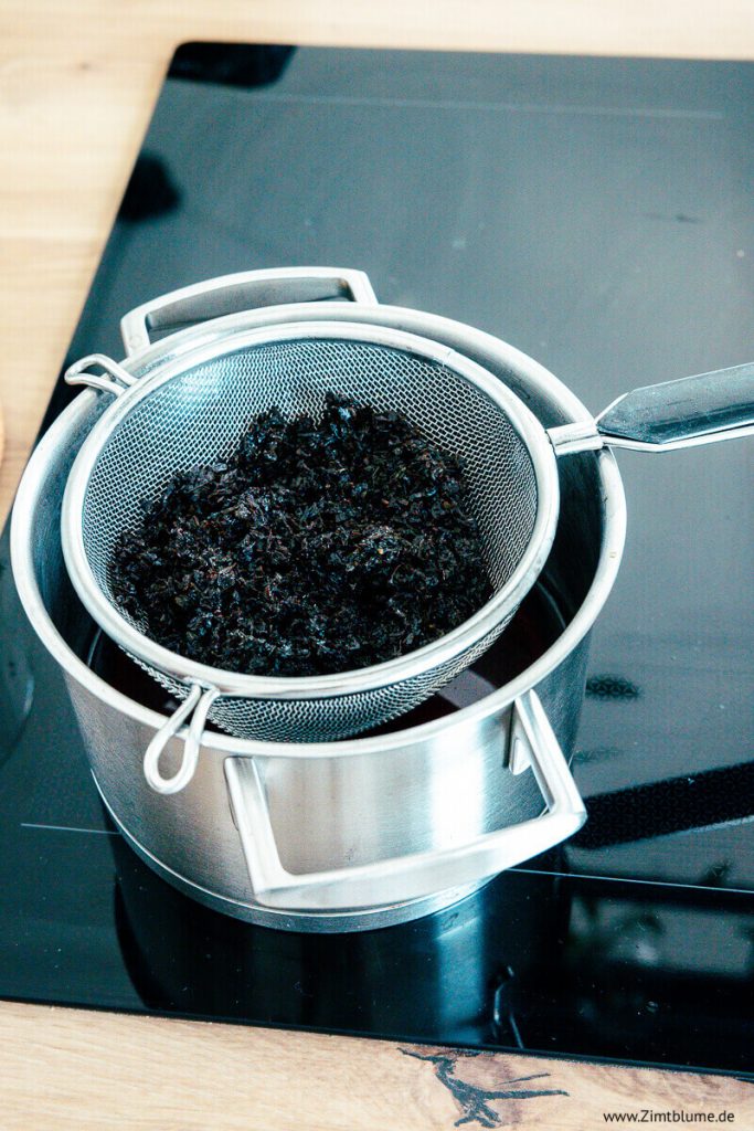 Topf mit frisch aufgebrühtem Earl Grey Sirup für London Fog