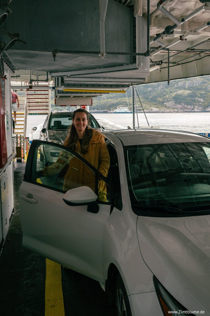 Zimtblume am Auto auf der Fähre nach Tadoussac