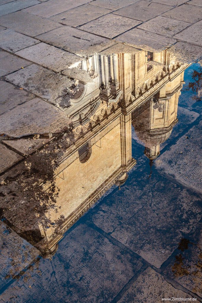 Spiegelung der Kirche im Wasser in Granada