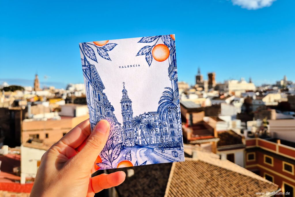 Grüße aus Valencia: Postkarte mit blauer Skizze von Valencia