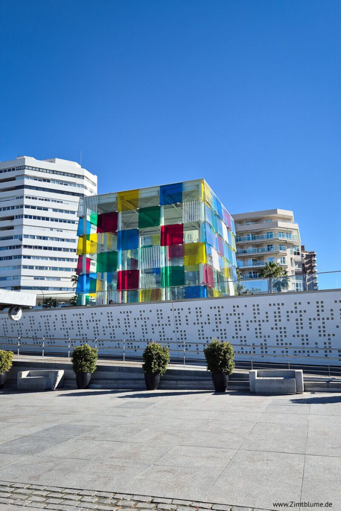 Hafen Málaga mit buntem Glaskubus