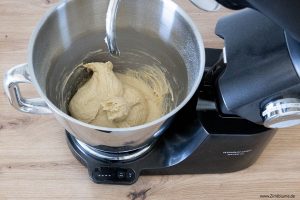 Hefeteig zubereiten: Hefeteig für Kardamom Knoten in der Küchenmaschine