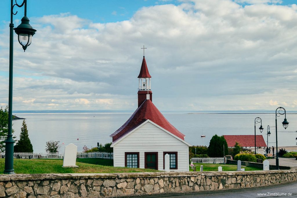 Pittoreske Kapelle von Tadoussac mit rotem Dach
