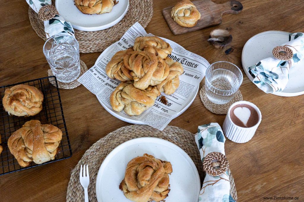 Kardamom Knoten Rezept: Gedeckter Kaffeetisch mit Kardemummabullar