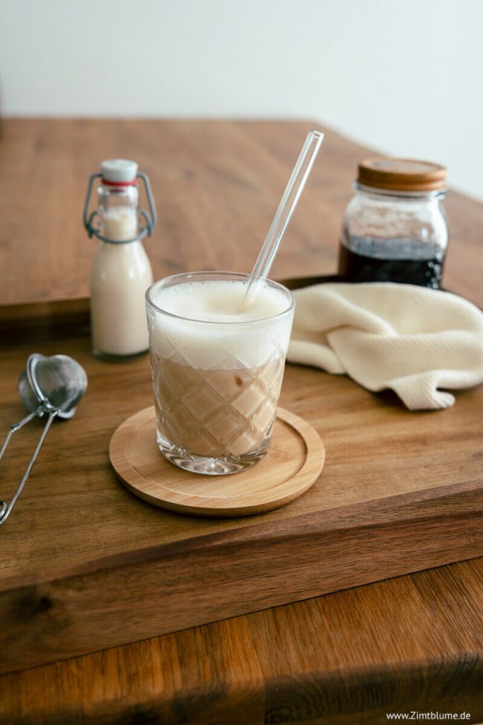 London Fog Latte im Glas mit Eiswürfeln