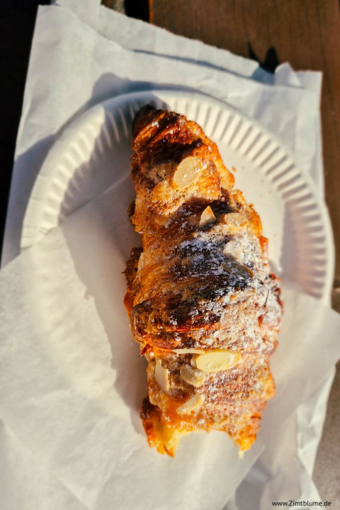 Köstliches Marzipan-Croissant von der L’Isle-aux-Coudres