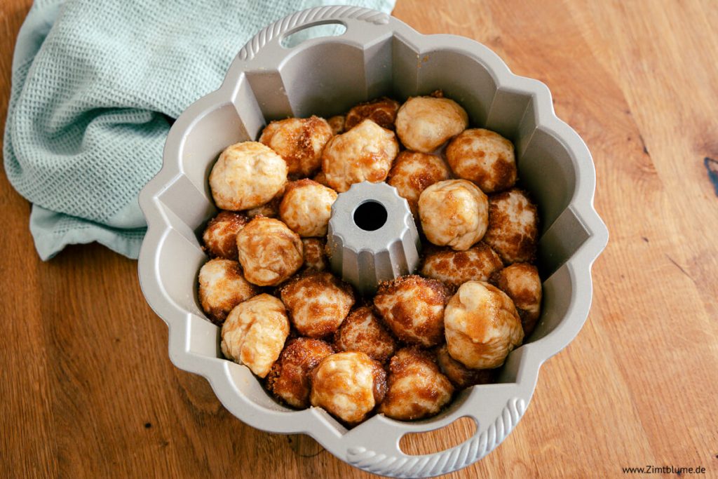 Monkey Bread in der Kuchenform, ungebacken