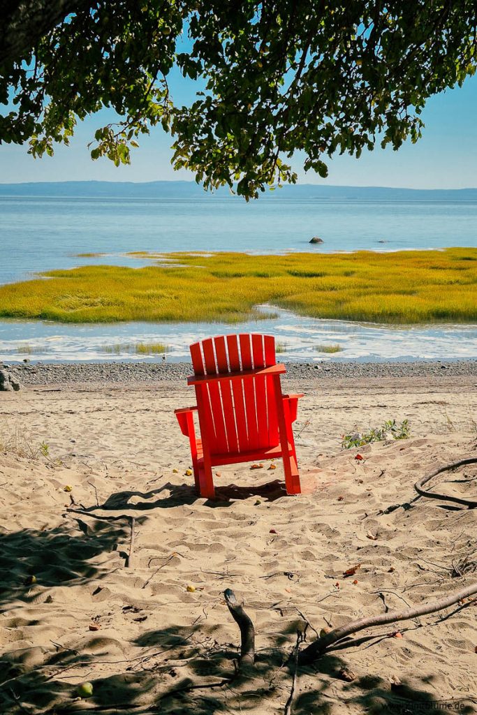 Roter Stuhl am Strand von Petite-Rivière-Saint-François