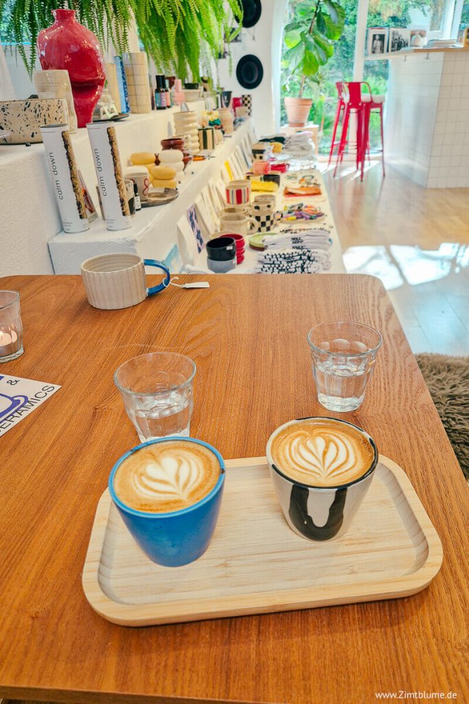 Zwei Kaffee in getöpferten Tassen von Studio Kolossal
