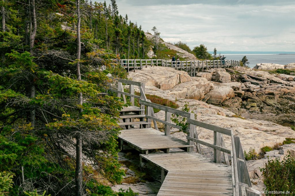 Wunderschöner Küstenweg Pointe-de-l'Islet mit Holzgeländer und hellen Felsen