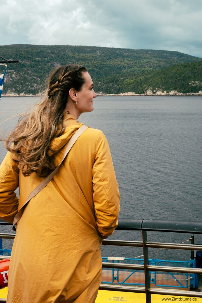 Zimtblume genießt oben auf der Fähre die Aussicht auf dem Weg nach Tadoussac