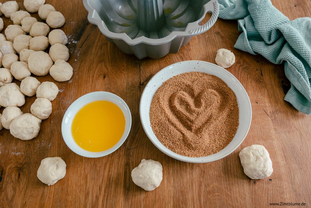 Zutaten für Monkey Bread: Geschmolzene Butter und Zimtzucker