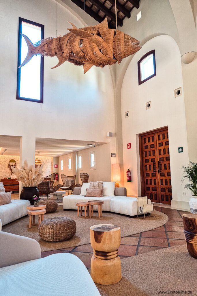 Empfangsbereich im Boho-Stil im Daia Hotel Conil
