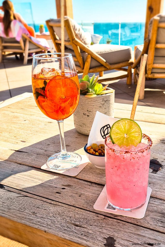 Zwei Cocktails in der Rooftop Bar des Daia Hotels in Conil