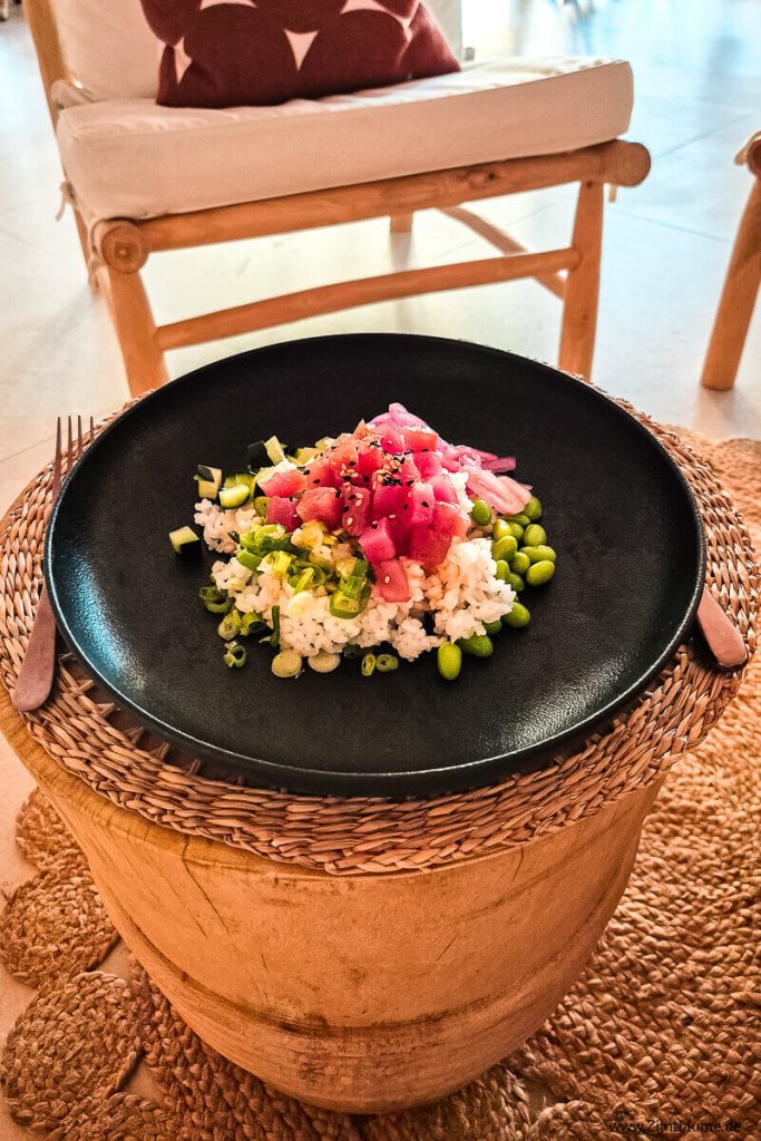 Tunfisch-Bowl auf einem schwarzen Teller im Daia Hotel Conil
