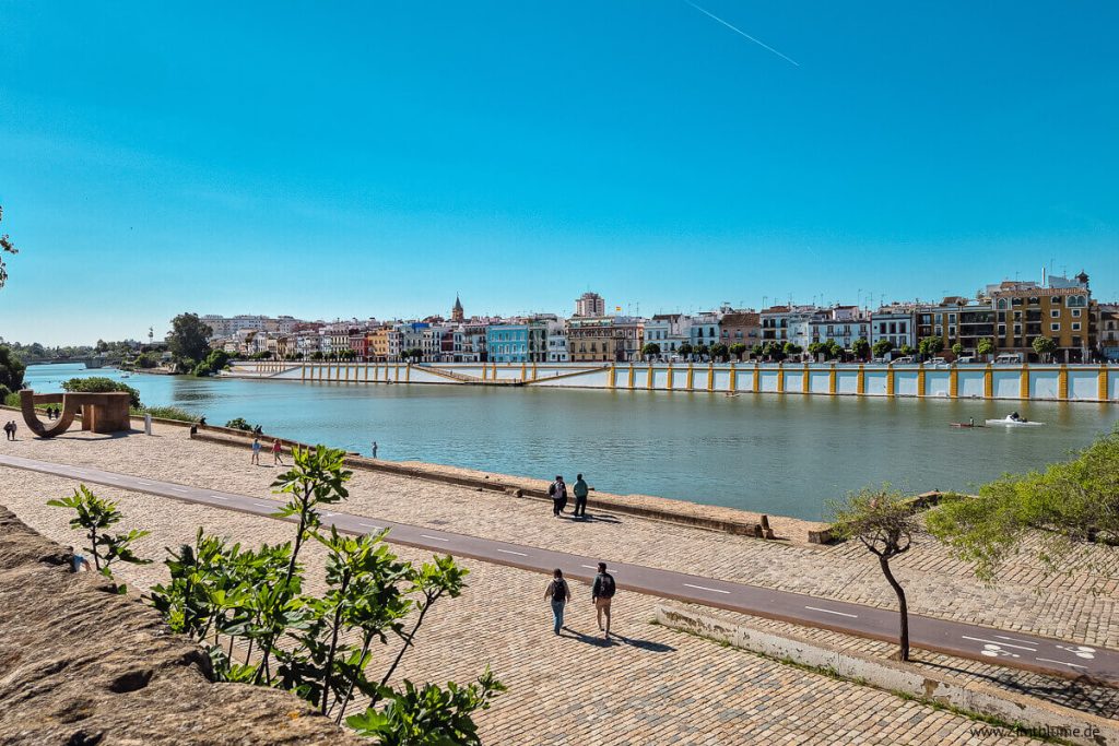 Fluss in Sevilla mit Blick auf Triana