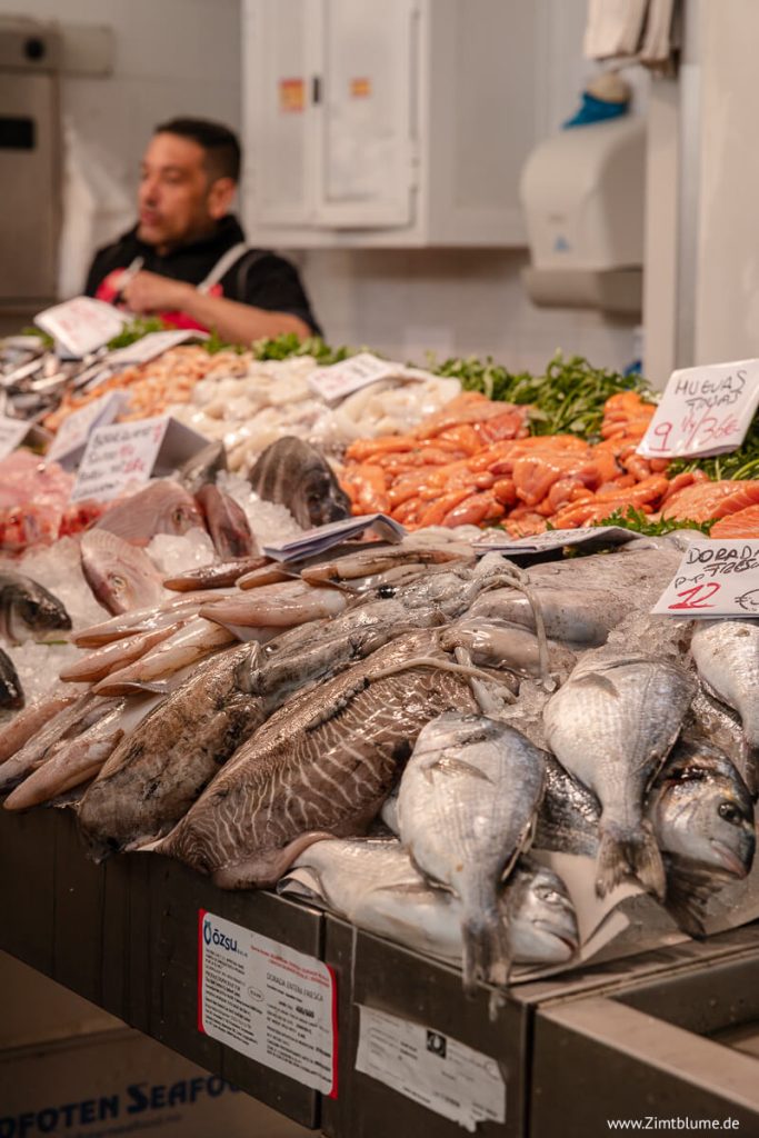 Fischtheke im Mercado Central de Cádiz