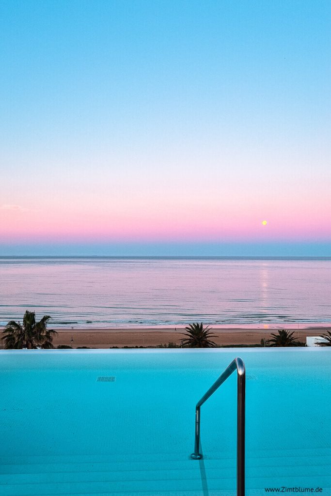 Blick vom Pool: Sonnenaufgang in Conil