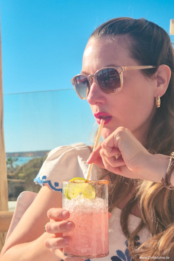 Zimtblume schlürft einen alkoholfreien Cocktail im Daia Slow Beach Hotel