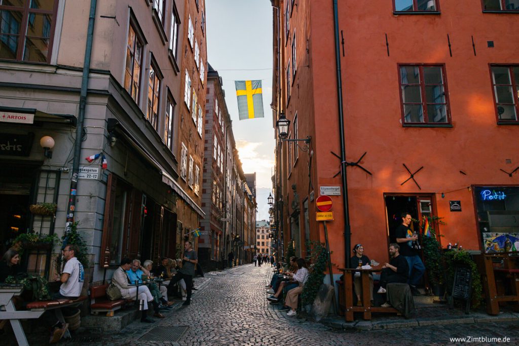 Malerische Gasse mit Restaurants in Stockholm
