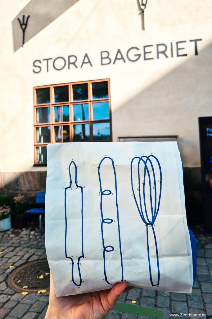Tüte voll mit Gebäck von der Stora Bageriet